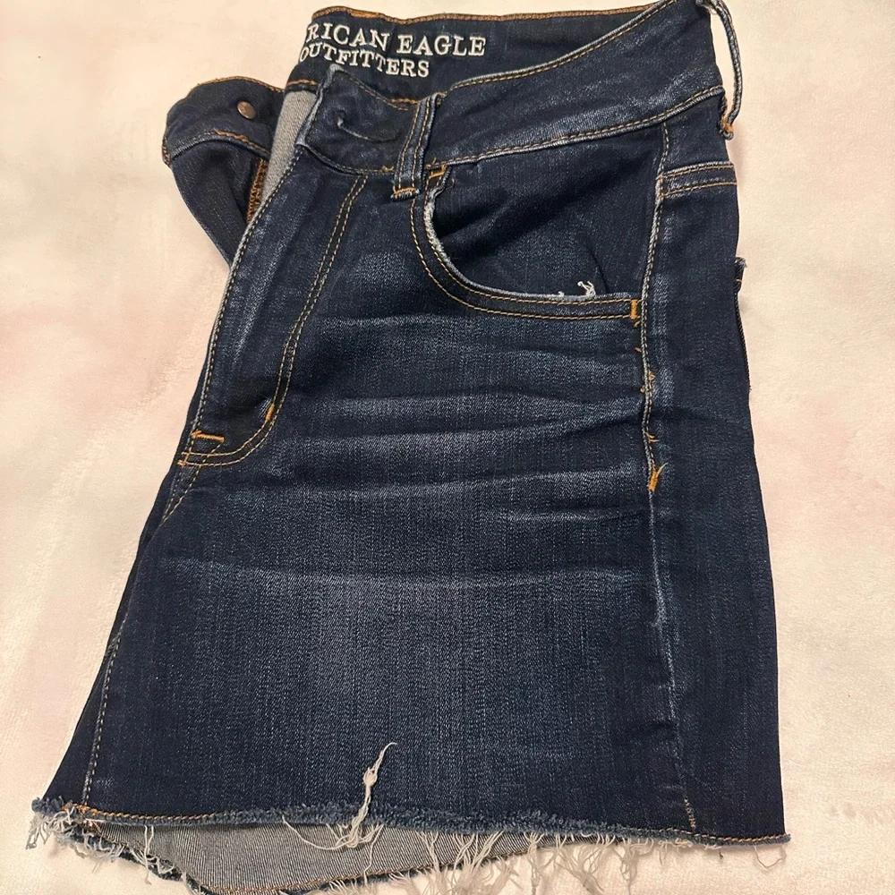 American Eagle Outfitters Women's Dark Wash Jean Shorts - Picture 3 of 7
